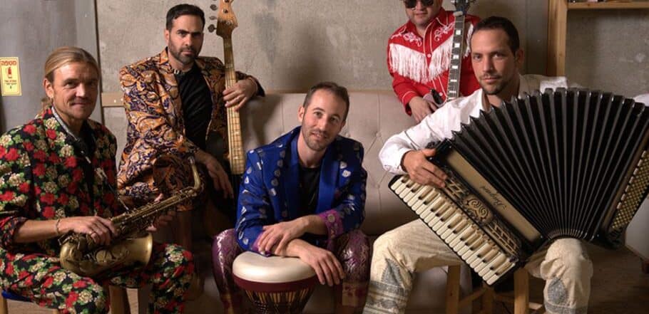 בומבראס: חפלה בלקנית עם ניחוחות מזרח אירופאים